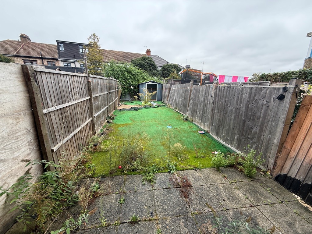 Lot: 158 - HOUSE FOR IMPROVEMENT - Rear garden